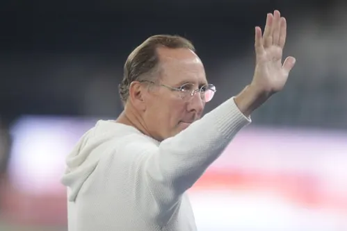 
          Imagem ilustrativa da imagem Dono do Lyon, Textor ‘entra em guerra’ com presidentes do PSG e da federação francesa
          