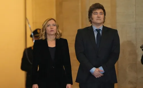 
          Imagem ilustrativa da imagem Durante visita oficial, Itália concede cidadania a Milei
          