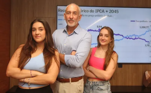 
          Imagem ilustrativa da imagem Educação financeira: adolescentes usam mesada para investir
          