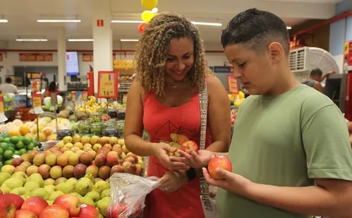 
          Imagem ilustrativa da imagem Educação financeira: crianças mudam vida das famílias
          