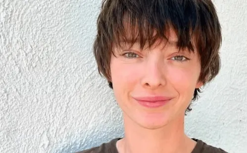 
          Imagem ilustrativa da imagem Emma Dumont, de Oppenheimer, revela ser pessoa trans masculina não binária
          