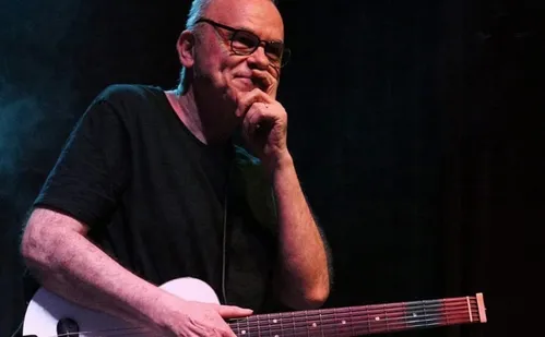 
          Imagem ilustrativa da imagem Ex-Engenheiros do Hawaii fratura o tórax após grave acidente de carro no PR
          