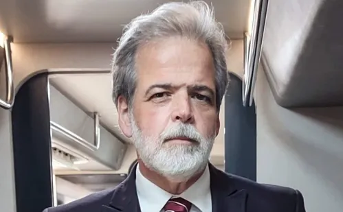 
          Imagem ilustrativa da imagem Ex-ator da Globo pede ajuda financeira em meio a problemas de saúde
          