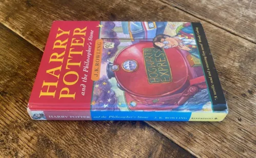 
          Imagem ilustrativa da imagem Exemplar de 'Harry Potter e a Pedra Filosofal' é vendido por mais de R$ 270 mil
          