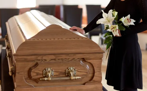 
          Imagem ilustrativa da imagem Família descobre no velório que corpo era de outra pessoa e que parente estava viva
          