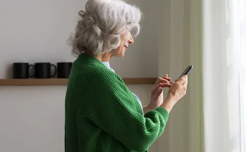 
          Imagem ilustrativa da imagem Famílias buscam ajuda para tratar idosos viciados em celular
          