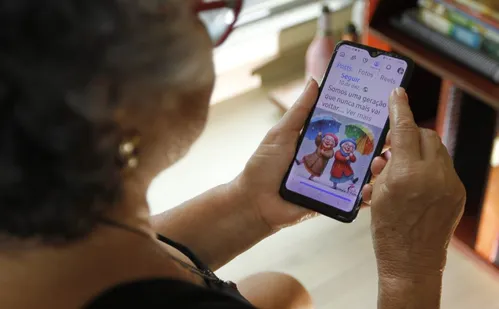 
          Imagem ilustrativa da imagem Famílias buscam ajuda para tratar idosos viciados em celular
          