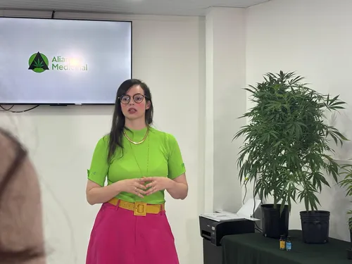 
          Imagem ilustrativa da imagem Fazenda urbana de Cannabis em Olinda se prepara para atender demanda por remédios
          