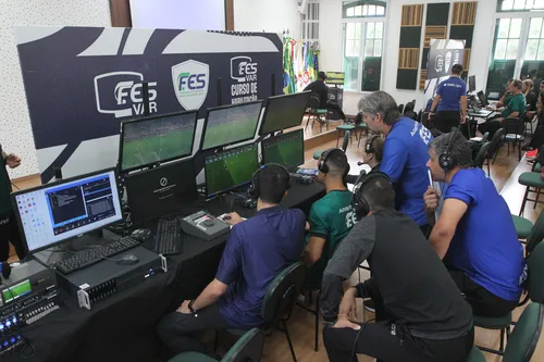 
          Imagem ilustrativa da imagem Federação de Futebol do ES capacita 32 árbitros para a função de VAR
          