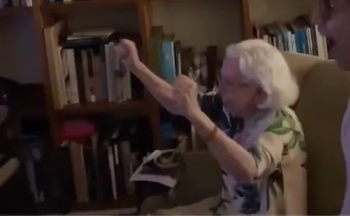 
          Imagem ilustrativa da imagem Fernanda Montenegro vibra ao ver a filha, Fernanda Torres, receber o Globo de Ouro
          