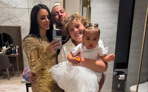 
          Imagem ilustrativa da imagem Filhos de Neymar estão doentes, diz Bruna Biancardi
          