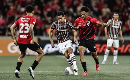 
          Imagem ilustrativa da imagem Fluminense perde pênalti, mas empata com Athletico e segue fora do Z-4
          