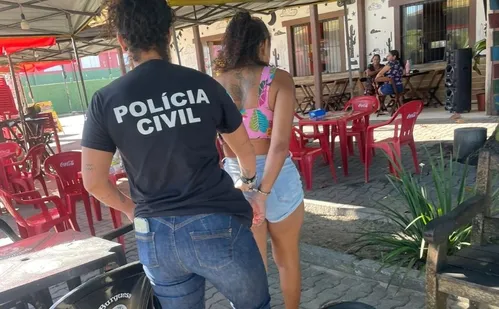 
          Imagem ilustrativa da imagem Foragida da Justiça é presa bebendo em bar no Norte do ES
          