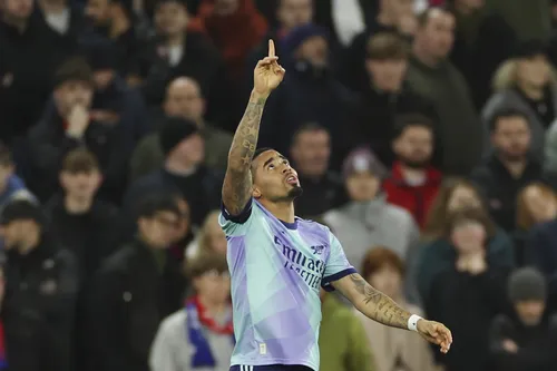 
          Imagem ilustrativa da imagem Gabriel Jesus 'esquece' propostas e só quer curtir o bom momento no Arsenal
          