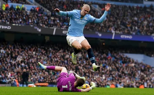 
          Imagem ilustrativa da imagem Haaland perde pênalti, City só empata com o Everton e segue afundado na crise
          