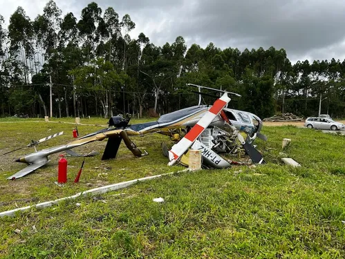 
          Imagem ilustrativa da imagem Helicóptero cai em cidade no interior de SC; duas pessoas ficam feridas
          