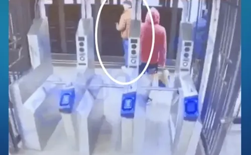 
          Imagem ilustrativa da imagem Homem é empurrado em trilhos do metrô e atingido por trem em Nova Iorque
          