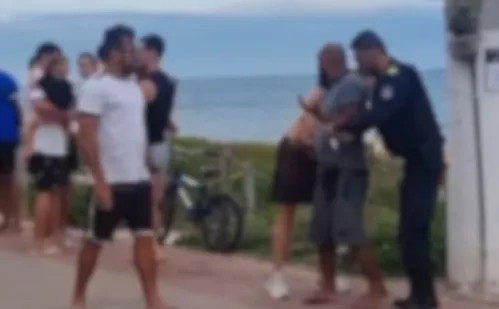 
          Imagem ilustrativa da imagem Homem é preso após esfaquear dono de pula-pula em Vila Velha, mas é liberado
          