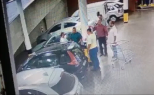 
          Imagem ilustrativa da imagem Homem é preso após furtar vinhos no valor de R$ 300 em Vila Velha
          