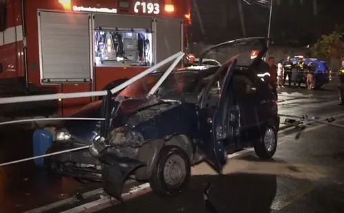 
          Imagem ilustrativa da imagem Homem morre e criança fica ferida após carro colidir em grade na Leitão da Silva
          