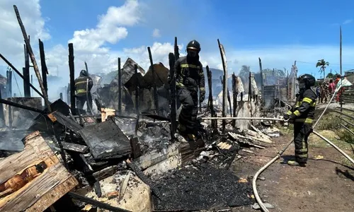 
          Imagem ilustrativa da imagem Incêndio e perdas na V8, comunidade à beira de um canal que já é carente de tudo
          