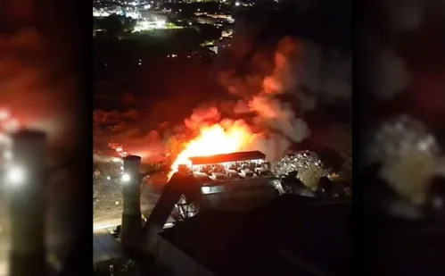 
          Imagem ilustrativa da imagem Incêndio atinge pátio de Siderúrgica em Cariacica
          