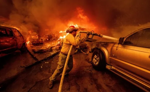 
          Imagem ilustrativa da imagem Incêndios forçam retirada de 80 mil moradores de Los Angeles
          