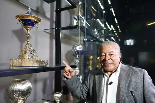 
          Imagem ilustrativa da imagem Jairzinho e Diego Tardelli entrarão com a taça da Libertadores na grande final
          