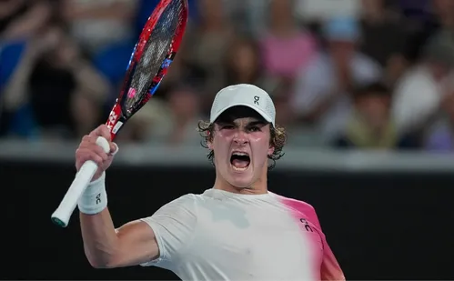 
          Imagem ilustrativa da imagem João Fonseca: conheça a história da nova estrela do tênis brasileiro
          