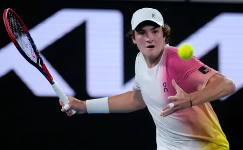 
          Imagem ilustrativa da imagem João Fonseca vence Rublev no Australian Open e faz história com atuação arrasadora
          