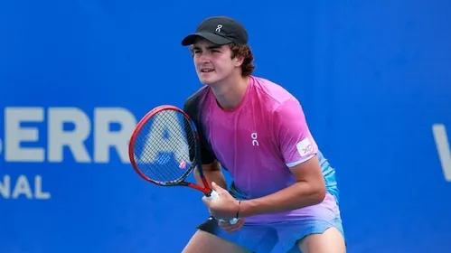 
          Imagem ilustrativa da imagem João Fonseca vence americano e conquista o Challenger de Camberra
          