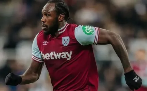 
          Imagem ilustrativa da imagem Jogador da Premier League sofre acidente grave de carro e é hospitalizado
          