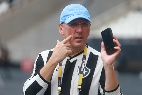 
          Imagem ilustrativa da imagem Dono do Botafogo, Textor ironiza duelo com PSG no Mundial de Clubes: ‘Um pequeno time de Paris’
          