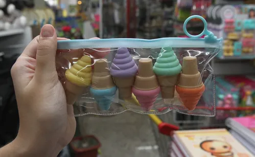 
          Imagem ilustrativa da imagem Lápis de cor infinito, borracha em forma de doce: novidades para a volta às aulas
          