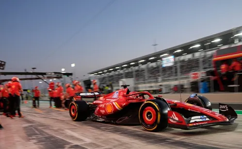 
          Imagem ilustrativa da imagem Leclerc é o mais rápido do teste coletivo da F-1; Bortoleto é o 18º
          