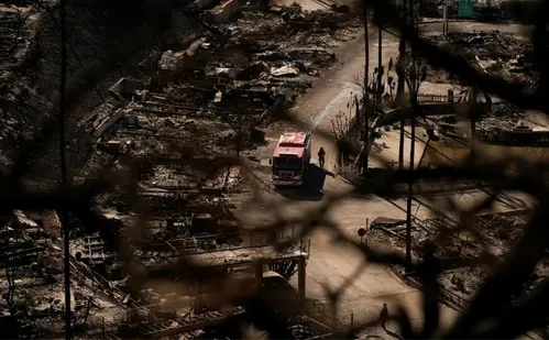 
          Imagem ilustrativa da imagem Los Angeles busca sobreviventes e órgão alerta para condições climáticas perigosas
          