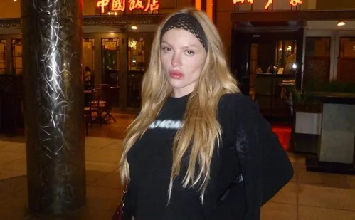 
          Imagem ilustrativa da imagem Luísa Sonza rebate sexualização por forma de se vestir: 'É triste'
          