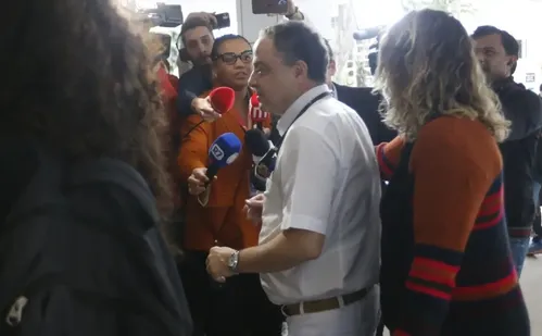 
          Imagem ilustrativa da imagem Lula está lúcido, orientado e conversando, diz boletim médico sobre presidente
          