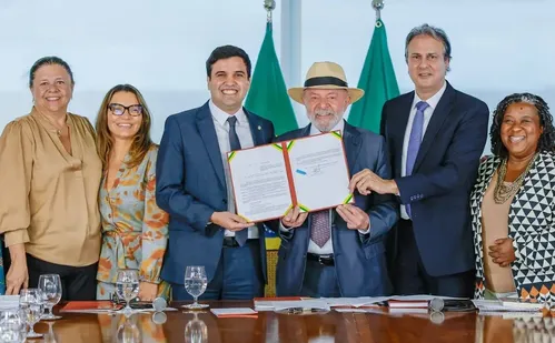 
          Imagem ilustrativa da imagem Lula sanciona lei que proíbe uso de celular nas escolas em todo o país
          