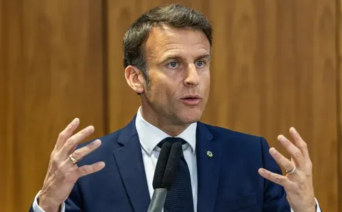 
          Imagem ilustrativa da imagem Macron diz que não renunciará e promete um novo premiê em breve
          