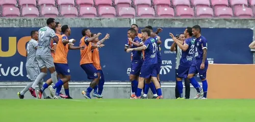 
          Imagem ilustrativa da imagem Maguary vence o retrô e é líder do Pernambucano
          