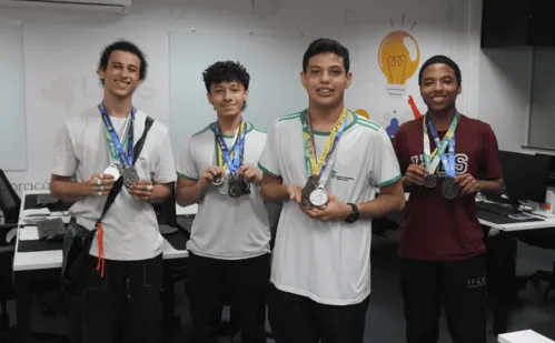 
          Imagem ilustrativa da imagem Medalha de diamante para alunos do Ifes
          