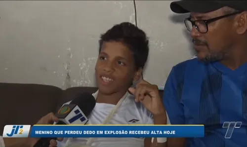 
          Imagem ilustrativa da imagem Menino que perdeu dedo em explosão no Sport voltou para casa
          