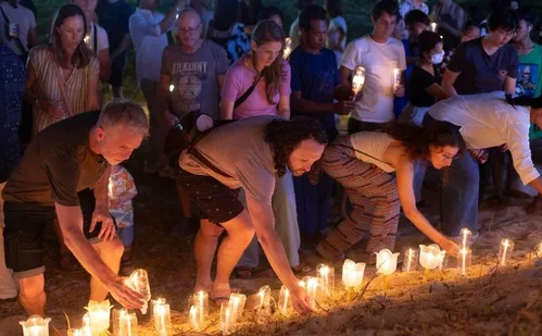 
          Imagem ilustrativa da imagem Milhares de asiáticos fazem vigília pelos 20 anos do tsunami mais letal do século
          