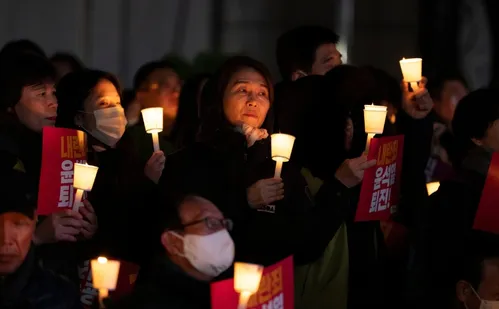 
          Imagem ilustrativa da imagem Milhares de sul-coreanos marcham para pedir renúncia de presidente
          