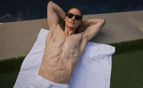 
          Imagem ilustrativa da imagem Milionário que quer voltar aos 18 abandona tratamento após sinais de envelhecimento
          