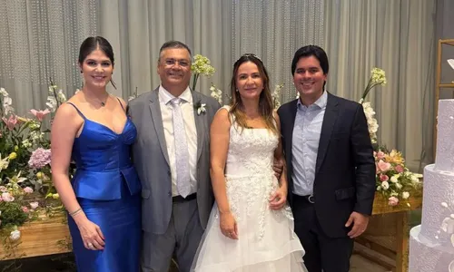 
          Imagem ilustrativa da imagem Ministro do STF, Flávio Dino se casa e comemora com camisa do Botafogo
          