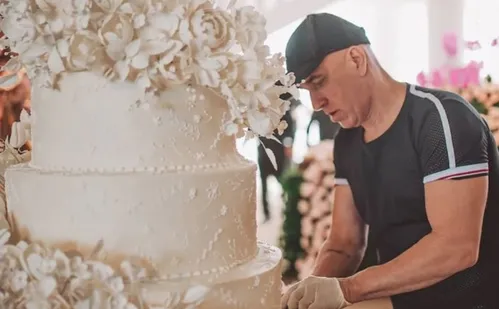 
          Imagem ilustrativa da imagem Morre, aos 47 anos, Júnior Vieira, um dos maiores confeiteiros do ES
          