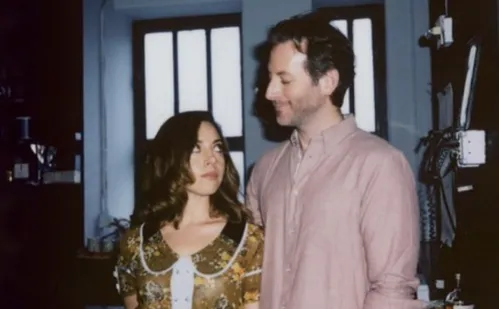 
          Imagem ilustrativa da imagem Morre o diretor Jeff Baena, marido de Aubrey Plaza, aos 47 anos
          