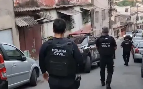 
          Imagem ilustrativa da imagem Motoboy é preso durante operação contra facção criminosa em Vitória
          